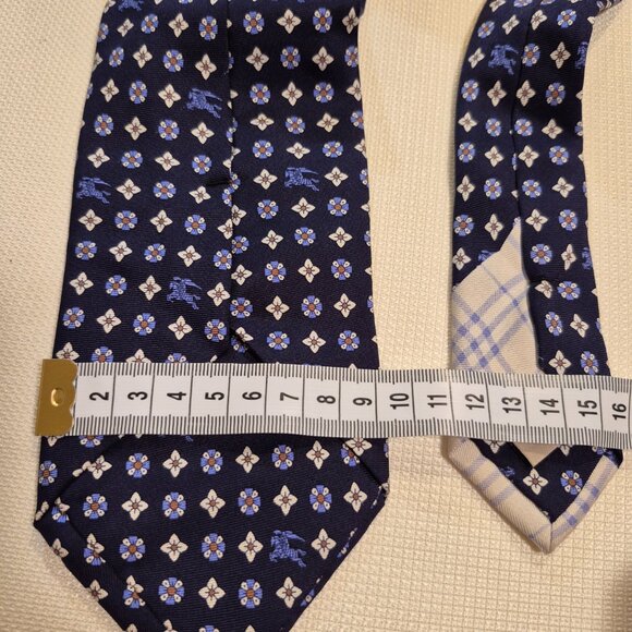 BURBERRY Silk Tie - Picture 16 of 16